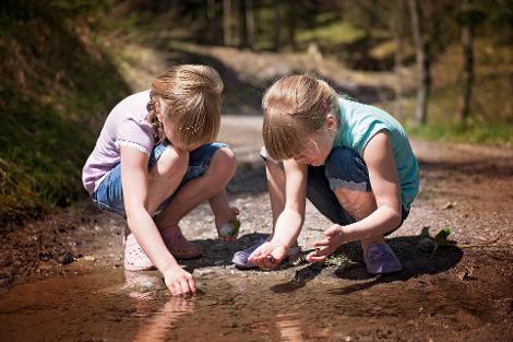 Kinder entdecken spielerisch die Natur bei gemeinsamen Aktivitäten im Freien
