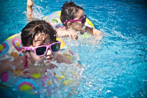 Gemeinsame Wasseraktivitäten sorgen für Spaß und Bewegung im Alltag